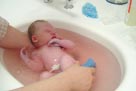 Mon premier bain dans les bras de mon papa